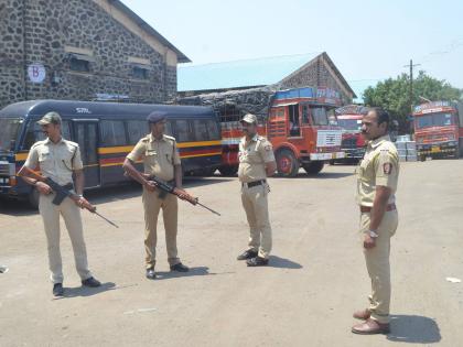 Locking Voting Machines: Stacked Ward, Collected In Strongroom: The 'CPF' Crocodile Watch | मतदान यंत्रे कुलूपबंद: कडेकोट पहारा, स्ट्राँगरूममध्ये जमा: ‘सीपीएफ’चा खडा पहारा