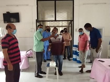 Celebrate a birthday at the hospital, a smile on the patient's face | रुग्णालयात वाढदिवस साजरा, रुग्णाच्या चेहऱ्यावर फुलले हास्य