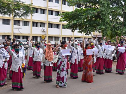 Demonstrations of hope in front of Zilla Parishad | जिल्हा परिषदेसमोर आशांची निदर्शने