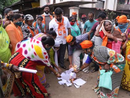 Holi of electricity bills in front of MSEDCL office | महावितरण कार्यालयासमोर वीज बिलांची होळी