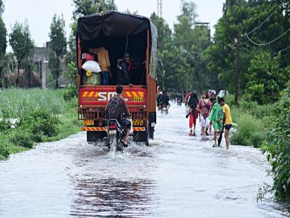 flood water Ambewadi village in Kolhapur, mostly families displaced | कोल्हापुरातील चिखली, आंबेवाडी गावात पुराचे पाणी, बहुतांशी कुटुंबे स्थलांतरित