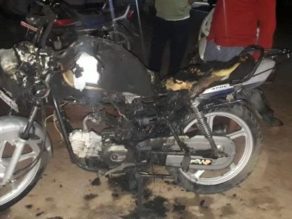 Kolhapur: A two-wheeler raided in Sadar Bazaar, Aadha rickshaw collapsed in Kolhapur: A two-wheeler was struck in the market, apricot rickshaw collapsed | कोल्हापूर : सदर बजारमध्ये दुचाकी पेटवली, अ‍ॅपे रिक्षाची तोडफोड