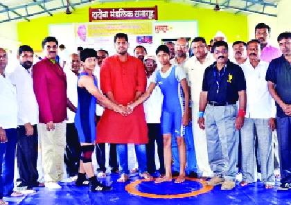 Moorcudas started to excite the departmental wrestling competition | मुरगूडला विभागीय कुस्ती स्पर्धेला उत्साहात सुरु