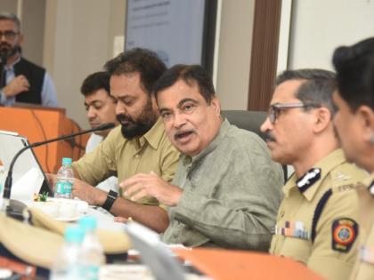 Make every road in the district accident free; Nitin Gadkari's instructions to the officers | जिल्ह्यातील प्रत्येक रस्ता अपघातमुक्त करा; नितीन गडकरी यांचे अधिकाऱ्यांना निर्देश