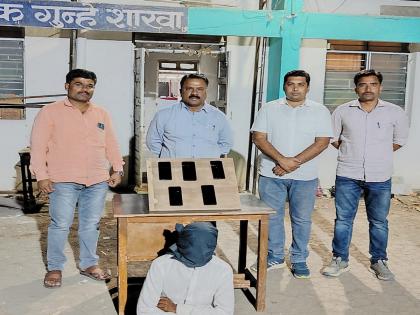 mobile and wallet burglar arrested in latur | गर्दीत प्रवाशांचे माेबाईल, राेकड पळविणारा जेरबंद