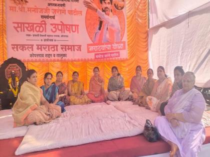 Women aggressors for Maratha reservation in Kopargaon, women participate in chain hunger strike | कोपरगावात मराठा आरक्षणासाठी महिला आक्रमक, साखळी उपोषणात महिला सहभागी