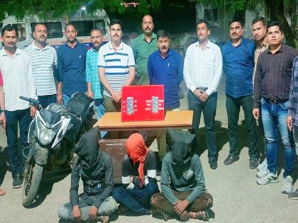 gang arrested that snatched mobile, the bike and the mobile sized | बळजबरीने मोबाइल हिसकावून घेणारी टोळी गजाआड, दुचाकी व मोबाइल जप्त