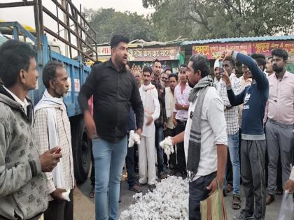 Farmers threw cotton on the road as they were not getting the right price | योग्य भाव मिळत नसल्याने शेतकऱ्याने फेकला रस्त्यावर कापूस