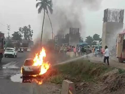 The thrill of the burning car on the highway in Malkapur! A car caught fire | मलकापुरात महामार्गावर द बर्निंग कारचा थरार..! चालत्या कारला भीषण आग