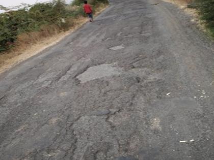 Due to illegal sand traffic, the road was three | अवैध वाळू वाहतुकीमुळे रस्त्याचे वाजले तीनतेरा