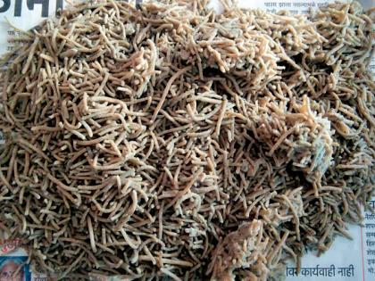 The nutrition of the anganwadi helps in fungi and larvae | अंगणवाडीच्या पोषण आहारात बुरशी अन् अळ्या