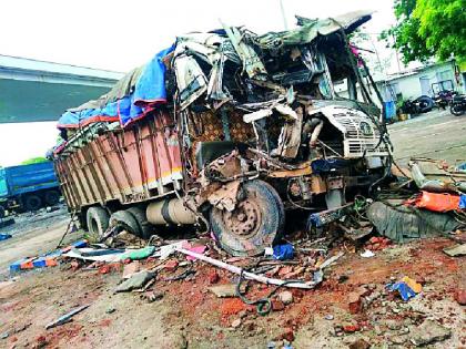 Two killed, one injured in truck accident | ट्रकच्या विचित्र अपघातात दोन ठार, एक जखमी Two killed, one injured in truck accident | ट्रकच्या विचित्र अपघातात दोन ठार, एक जखमी