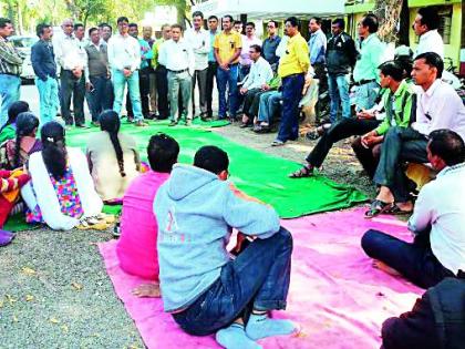 Workers by taking the black ribbons done by the employees | कर्मचाऱ्यांनी केले काळ्या फिती लावून कामकाज