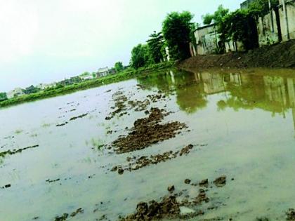 The encroachment killed 40 families in danger | अतिक्रमणाने ४० कुटुंबांचा जीव आला धोक्यात The encroachment killed 40 families in danger | अतिक्रमणाने ४० कुटुंबांचा जीव आला धोक्यात