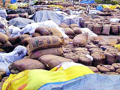 Purchase of stacked rice due to warehouses | गोदामांअभावी रखडली धान खरेदी