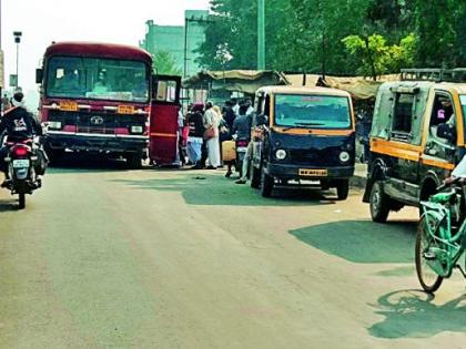 लाखनी तहसील कार्यालयासमोर वाहतुकीची कोंडी
