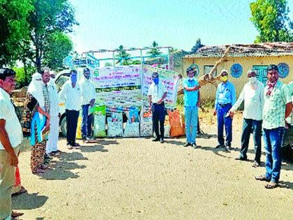 Distribution of fertilizers and seeds to farmers in Thengoda | ठेंगोडा येथील शेतकऱ्यांना खते, बियाणे वाटप