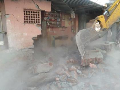 50 encroachments on Chalisgaon | चाळीसगावला ५० अतिक्रमण जमीनदोस्त