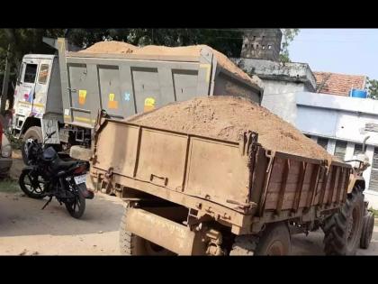 Illegal transportation of sand was caught by the police, the goods worth 10 lakh 17 thousand were seized, a case against two fugitives | वाळूची अवैध वाहतूक पोलिसांनी पकडली १० लाख १७ हजारांचा मुद्देमाल जप्त, फरार दोघांविरोधात गुन्हा