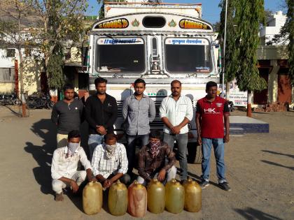 Three tankers carrying petrol and diesel were taken from the tanker | टँकरमधून पेट्रोल-डिझेल काढणारे तिघे रंगेहाथ ताब्यात