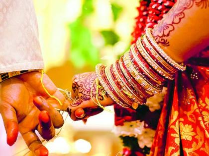 Two and a half hundred couples blew up the wedding bar, showing Corona bowing | कोरोनाला वाकुल्या दाखवत अडीचशे जोडप्यांनी उडवला लग्नाचा बार