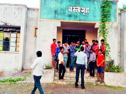 The lives of the hostel's children are in danger | वसतिगृहातील मुलांचे जीवन धोक्यात