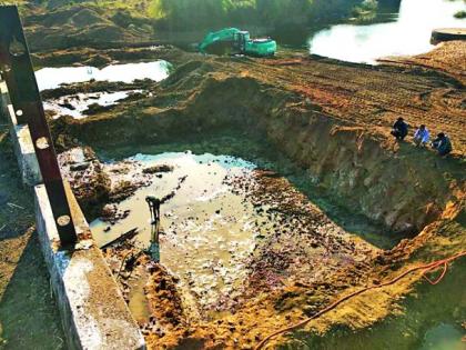 For the first time the construction of the dam on the river | नदीवर पहिल्यांदाच बंधाऱ्याची निर्मिती