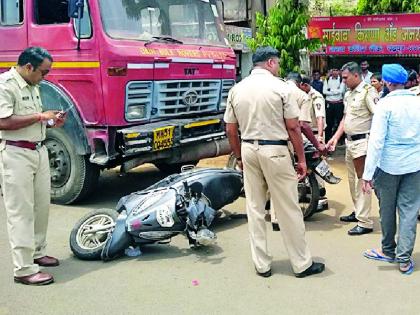 The capsule truck hit four vehicles | कॅप्सूल ट्रकची चार वाहनांना धडक