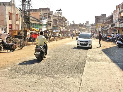  Use of artificial sand for cement roads; poor quality roads made in akola | सिमेंट रस्त्यांसाठी कृत्रिम रेतीचा वापर; दर्जा घसरला!