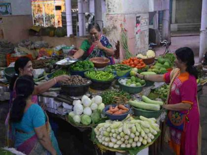  Palebajej shivering due to drop in arrivals | आवक घटल्याने पालेभाज्या कडाडल्या