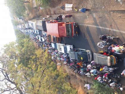 The traffic jam caused by a truck hit the Delhi-Delhi door |  ऐतिहासिक दिल्ली दरवाजाला ट्रक धडकल्याने वाहतूक ठप्प