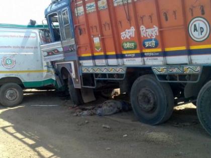 Dondikechanik truck rams to ambulance, 3 dead | दोंडाईचानजिक ट्रक रुग्णवाहिकेवर धडकला, ३ ठार