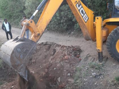 Stop stealing sand by digging fodder on the road | रस्त्यावर चाऱ्या खोदून वाळू चोरीला पायबंद