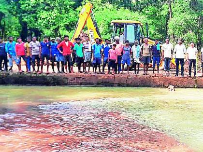 The police cleared the way | पोलिसांनी केला मार्ग मोकळा The police cleared the way | पोलिसांनी केला मार्ग मोकळा