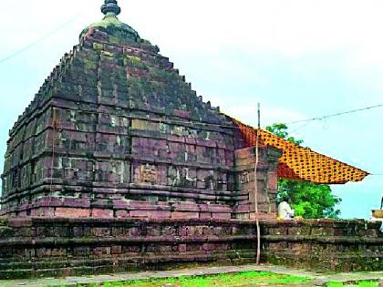 The dagger of the temple of Bhandeshwar falls down | भंडारेश्वर मंदिराच्या चबुतऱ्याला पडल्या भेगा