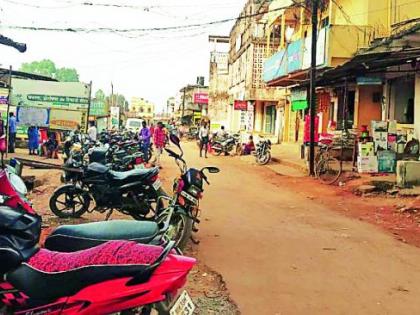 Traffic barrier due to lack of parking | पार्किंग अभावी वाहतुकीस अडथळा Traffic barrier due to lack of parking | पार्किंग अभावी वाहतुकीस अडथळा