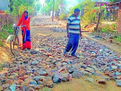 Road construction delayed | रस्ता बांधकामात दिरंगाई