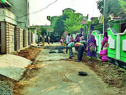 Start of road construction in Gadchiroli | गडचिरोलीतील रस्त्यांचे डांबरीकरण सुरू