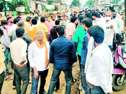 Block Amgaon residents' road for potholes | रस्त्यावरील खड्ड्यांसाठी आमगाववासीयांचे रास्ता रोको