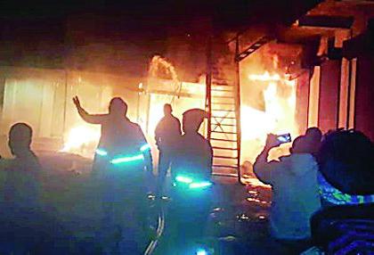 The old market committee took fire | जुन्या बाजार समितीत लागली आग