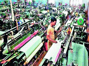 Theft of yarn in a spinning mill | यंत्रमाग कारखान्यात सुताची चोरी