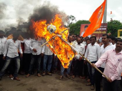  Combustion of symbolic statue of Chief Minister in Jamkhed | जामखेडमध्ये मुख्यमंत्र्यांच्या प्रतिकात्मक पुतळ्याचे दहन