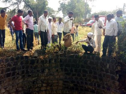 Fox survived by villagers from well | पाण्याच्या शोधात कोल्हा पडला विहिरीत