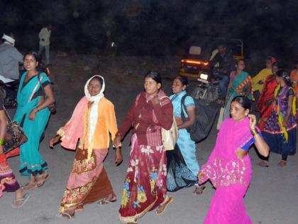 On the foot of the devotees, on the path of Lord Rameshwar, towards Londhe Rajur | राजुरेश्वराचा जयघोष करीत भाविकांचे पायी लोंढे राजूरच्या दिशेने