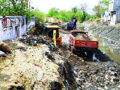 Dranage clean campaing slow in Khamgaon | खामगावातील नालेसफाई कासव गतीने!