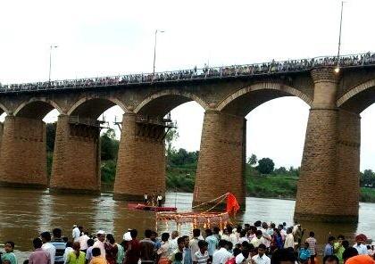  Sangli's mayor's warning: Need to take the sticks for the pure water on the road | शुद्ध पाण्यासाठी काठ्या घेऊन रस्त्यावर उतरावे लागेल : सांगलीच्या महापौरांचा इशारा