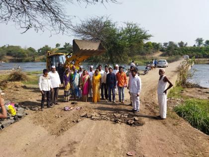 Bridge repair work on mud river started | कादवा नदीवरील पुल दुरुस्तीचे काम सुरू