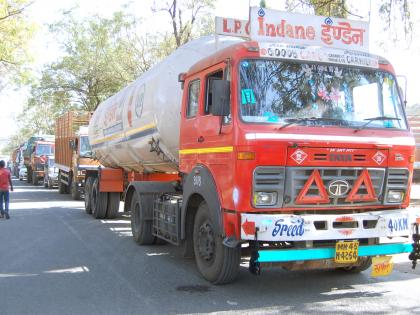  Lasalgavi Red onion sales coming in, traffic jam | लासलगावी लाल कांद्याची विक्रमी आवक, वाहतुक ठप्प