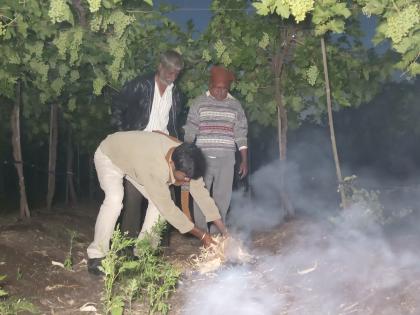 Farmers light fires to save the vineyard | द्राक्ष बाग वाचवण्यासाठी शेतकऱ्यांनी पेटविल्या शेकोट्या