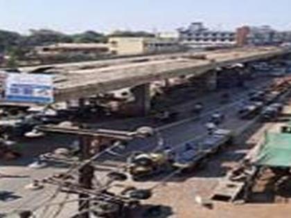 Work on Malegaon flyover is slow | मालेगावी उड्डाण पुलाचे काम संथगतीने